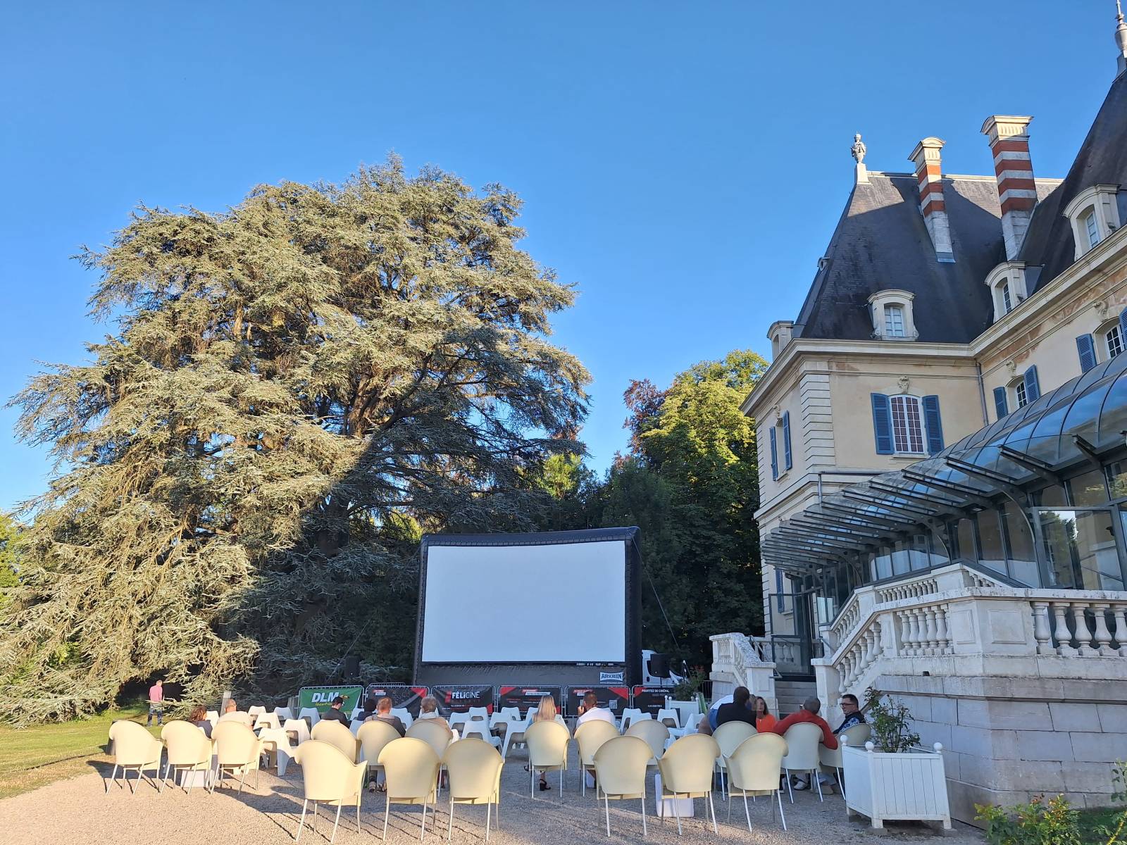 Organiser un gala dans un château avec orangerie et services de traiteur de renom proche de Genève Suisse