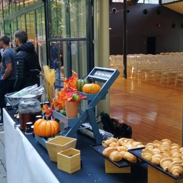 Organisation d'un roadshow à proximité de Lyon avec de grands espaces extérieurs pour exposer des produits et le cachet unique du château de Rajat