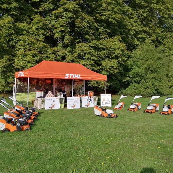 Organisation d'un roadshow à proximité de Lyon avec de grands espaces extérieurs pour exposer des produits et le cachet unique du château de Rajat