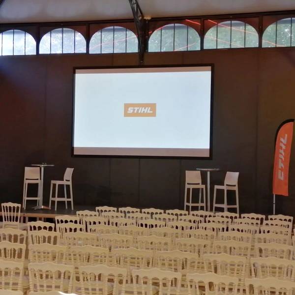 Organisation d'un roadshow à proximité de Lyon avec de grands espaces extérieurs pour exposer des produits et le cachet unique du château de Rajat