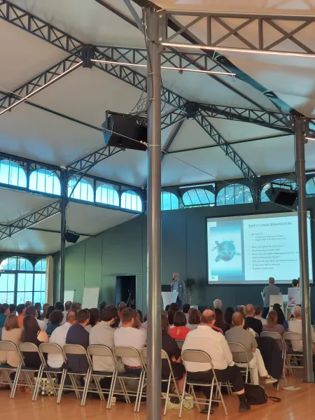 Rassemblement de plus de 100 collaborateurs pour une journée de team building dans un domaine à proximité de Lyon