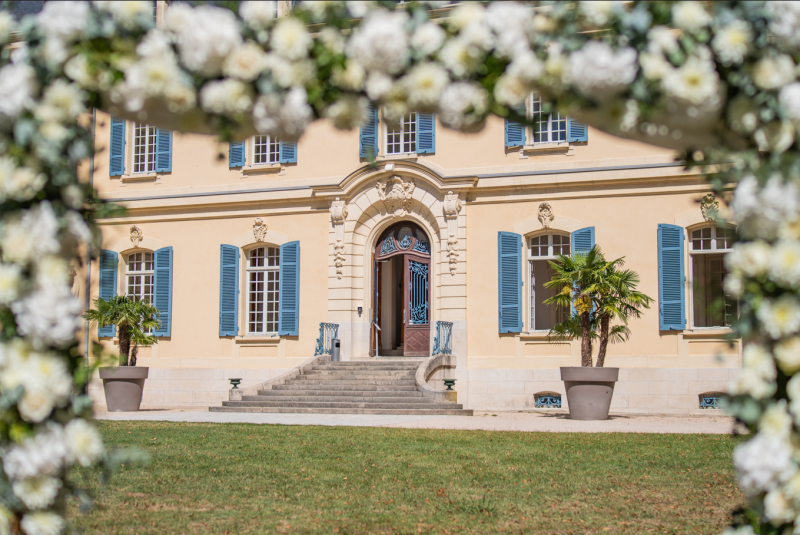 arche de cérémonie laïque devant le château de Rajat Genève