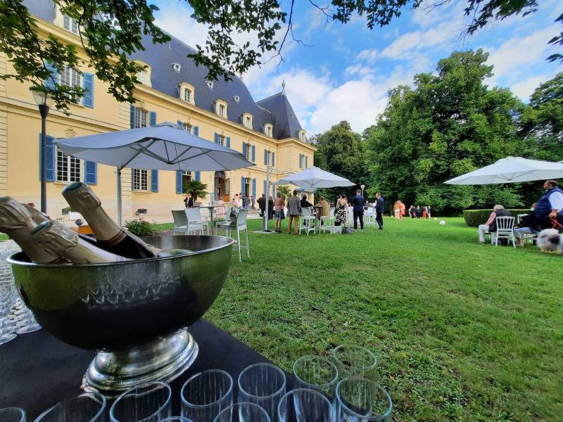 brunch devant le bassin du château de Rajat