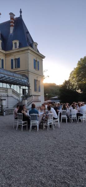 Rassemblement de plus de 100 collaborateurs pour une journée de team building dans un domaine à proximité de Lyon
