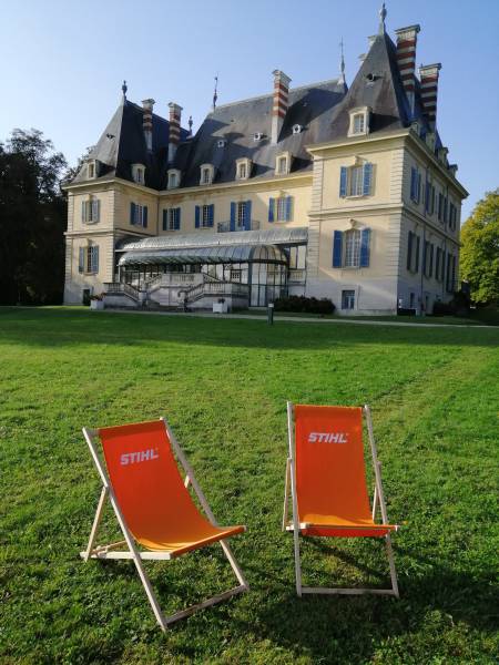 Organisation d'un roadshow à proximité de Lyon avec de grands espaces extérieurs pour exposer des produits et le cachet unique du château de Rajat