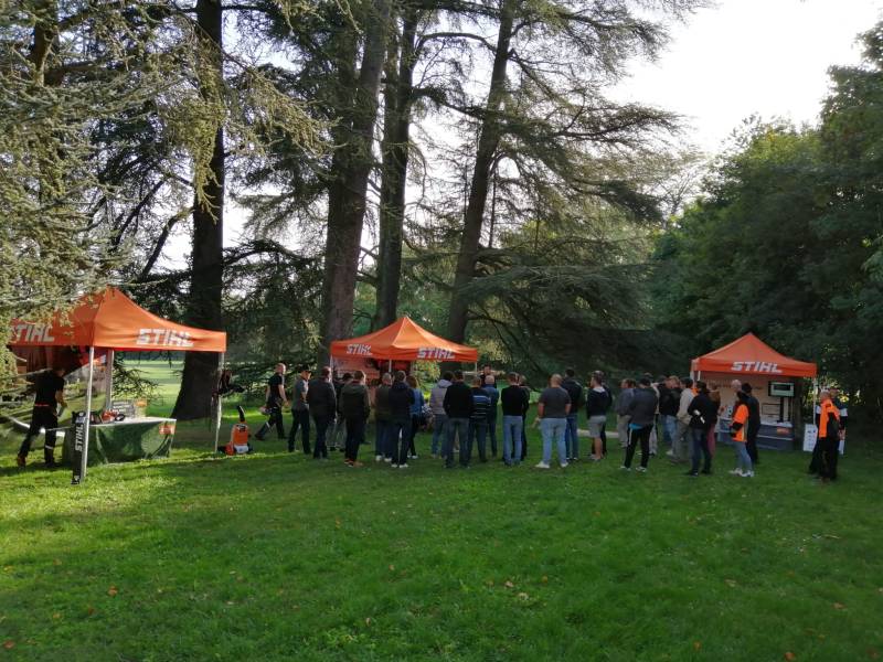 Organisation d'un roadshow à proximité de Lyon avec de grands espaces extérieurs pour exposer des produits et le cachet unique du château de Rajat