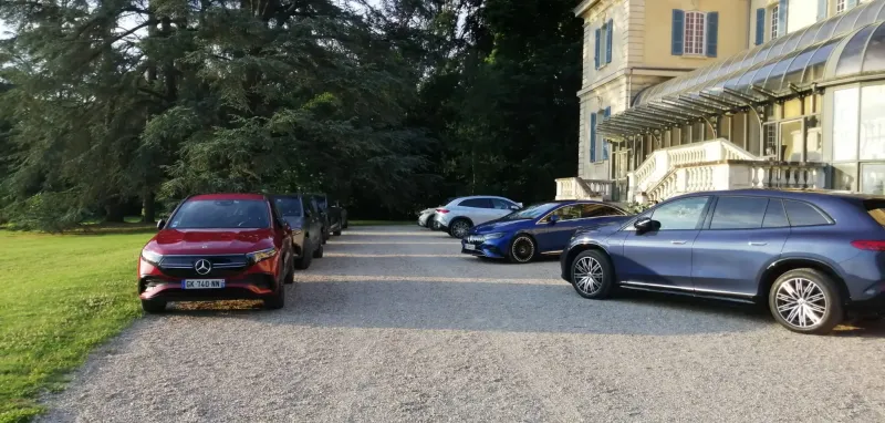 Accueil d’un road trip avec véhicules d’essais pour un parcours entre Lyon et la Suisse dans le cadre exceptionnel du château de Rajat
