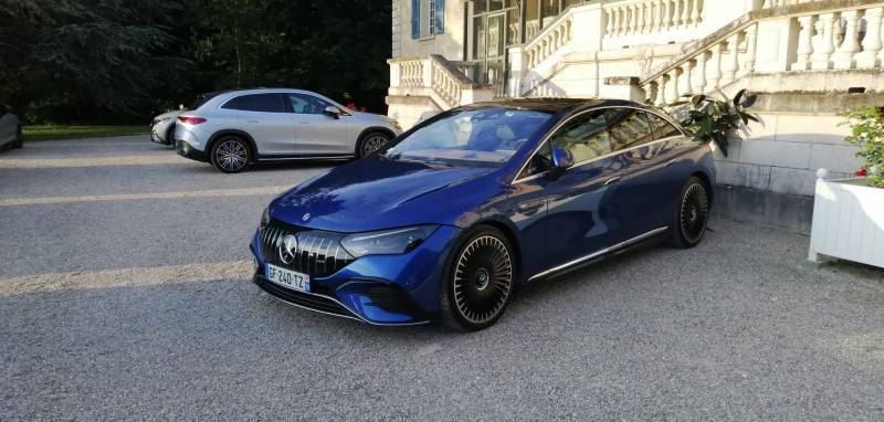 Accueil d’un road trip avec véhicules d’essais pour un parcours entre Lyon et la Suisse dans le cadre exceptionnel du château de Rajat
