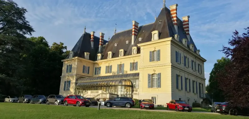 Accueil d’un road trip avec véhicules d’essais pour un parcours entre Lyon et la Suisse dans le cadre exceptionnel du château de Rajat