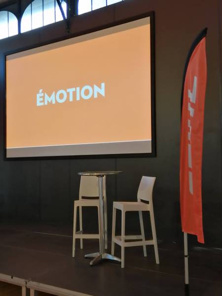 Organisation d'un roadshow à proximité de Lyon avec de grands espaces extérieurs pour exposer des produits et le cachet unique du château de Rajat