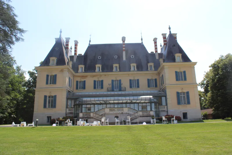 Douce soirée d’été dans le parc du château de Rajat à proximité de Lyon
