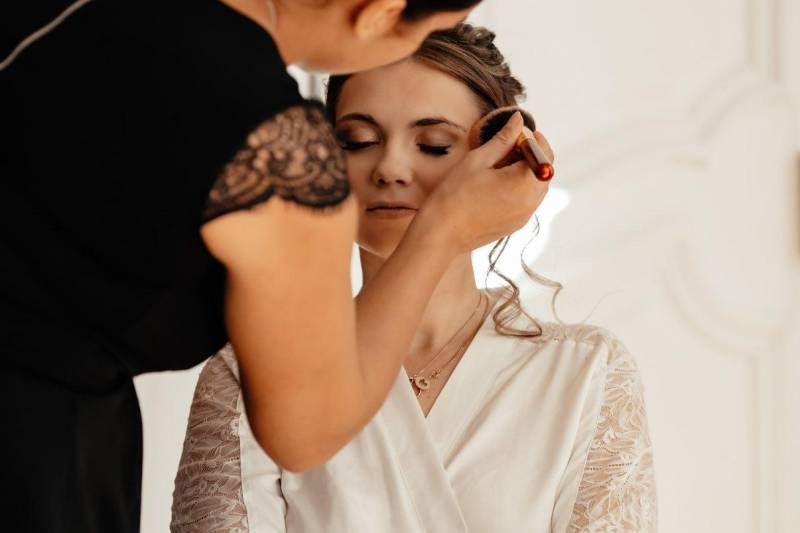Coiffeuse et maquilleuse spécialisée dans les mises en beautés personnalisées des mariées Lyon, Villefranche sur Saône et la Provence La Coiffure à Ton Image - l'art de la mise en beauté sur mesure